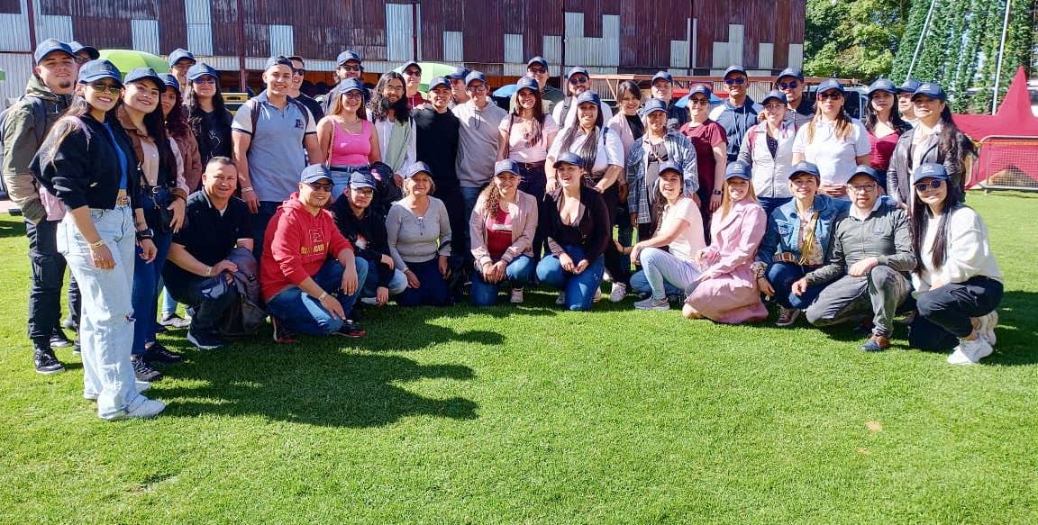 El equipo de Inalambria reunido al aire libre, con gorras de la compañía