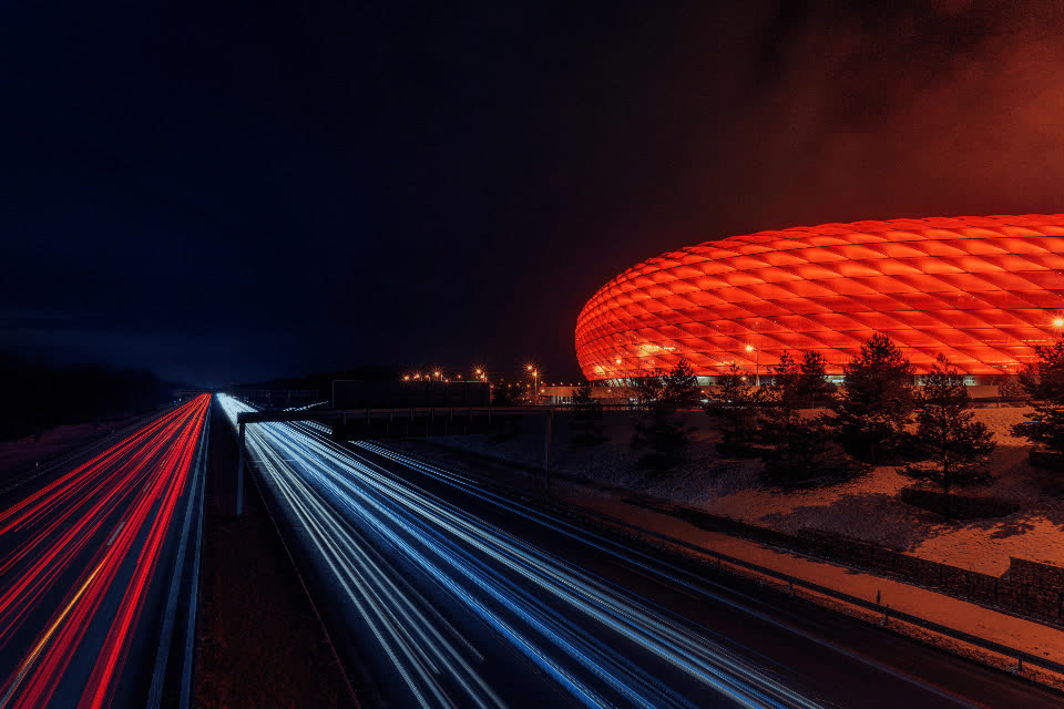 Estadio de fútbol iluminado de noche