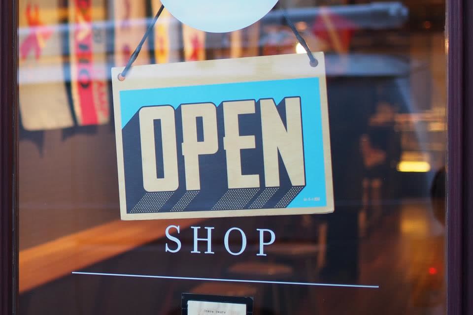 Letrero de abierto en la vitrina de una tienda